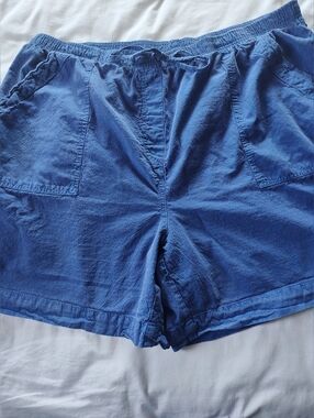Basic Edition Ladies Shorts.. Size 2X.  Inseam 6". Elastic Waist.